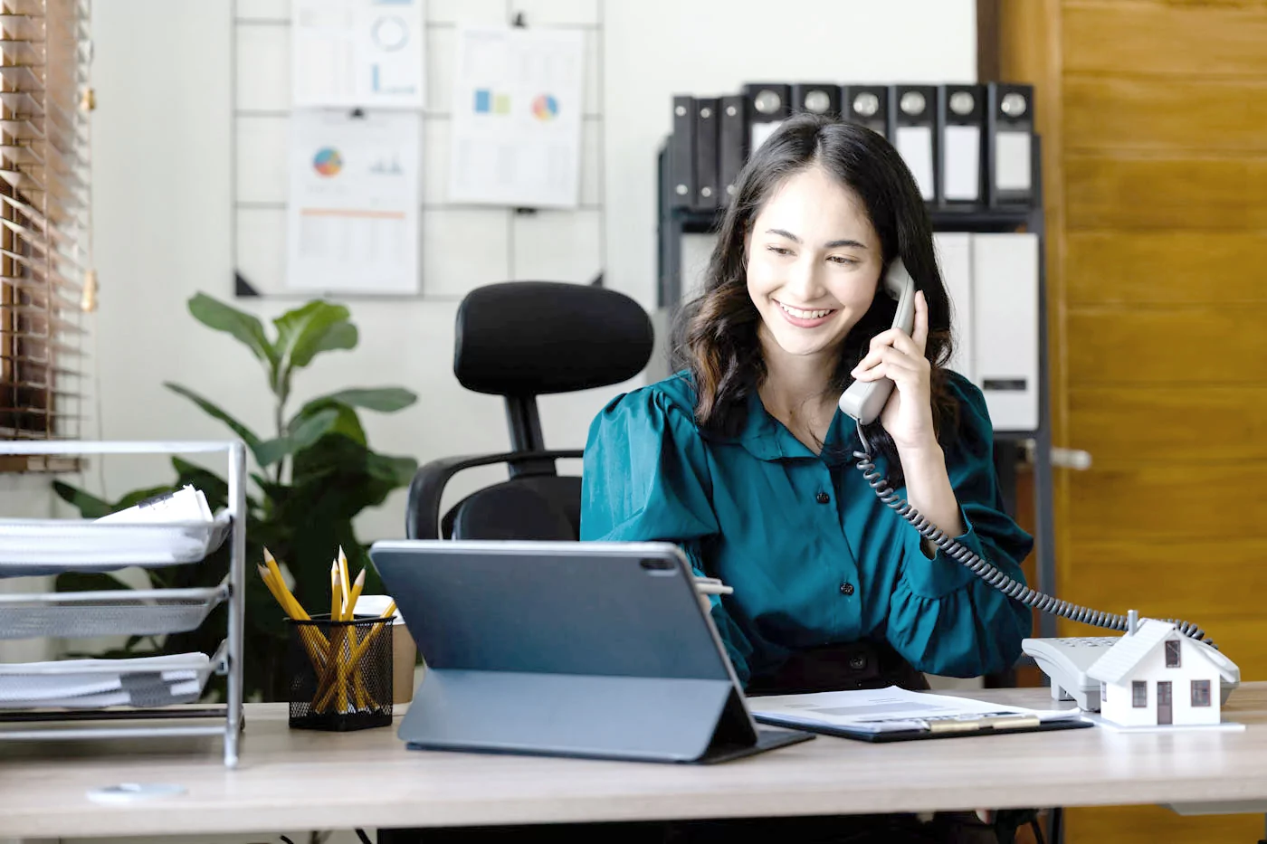 Frau im Büro telefonierend