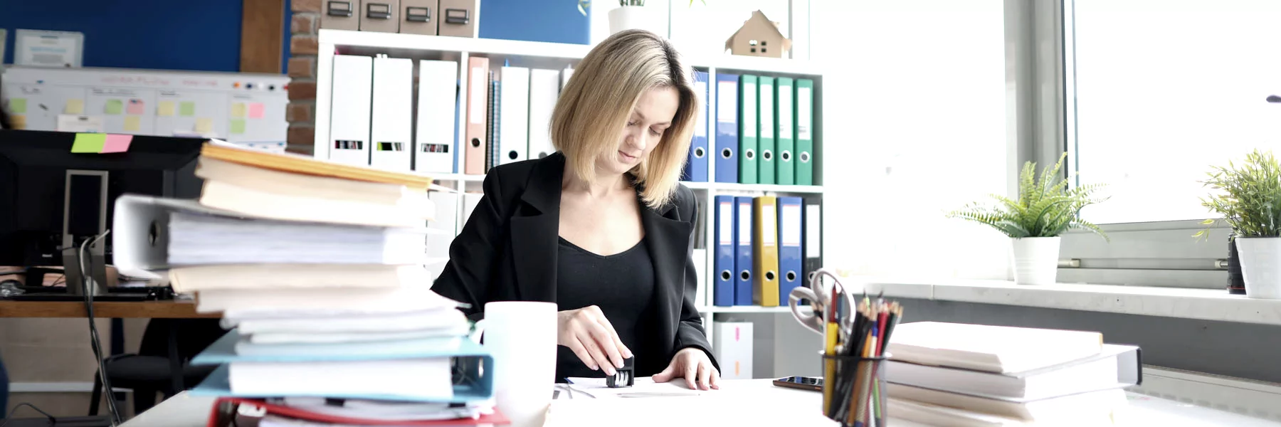Frau im Büro am Schreibtisch
