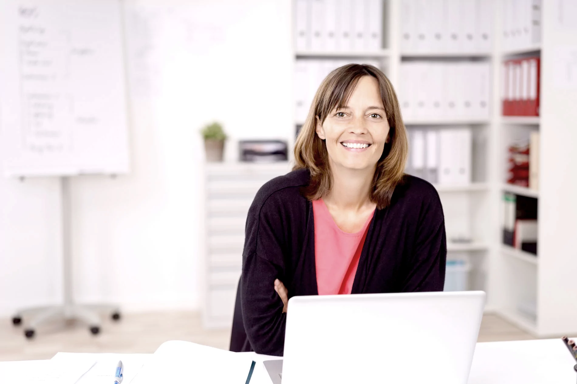 Frau im Büro sitzt am PC